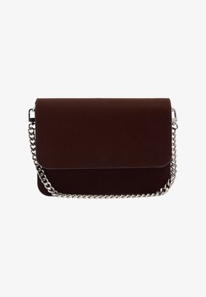 Prostokątna ciemnobrązowa kopertówka o gładkiej powierzchni z srebrnym łańcuszkiem na ramię na białym tle.