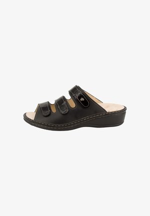 Schwarze Sandale mit offenem Zehenbereich, drei verstellbaren Klettverschlüssen und gepolsterter Sohle, gestaltet für Komfort und den legeren Gebrauch.