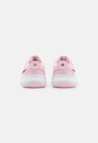 Nike Performance LEGEND ESSENTIAL 3 - Tenisice za trening - pink foam/dark team red/fierce pink/platinum tint