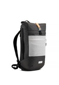 Zaino nero con tasca frontale grigia, dotato di una pattina superiore e di un accento in pelle. Realizzato in tessuto resistente con chiusure a zip.