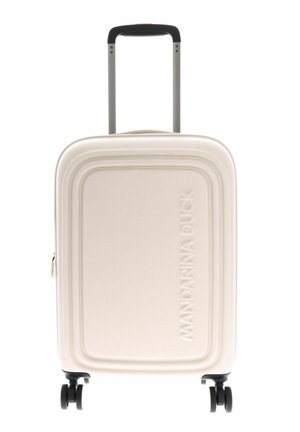 Valise rigide beige avec quatre roues noires pivotantes et poignée rétractable, logo Mandarina Duck embossé sur le devant.