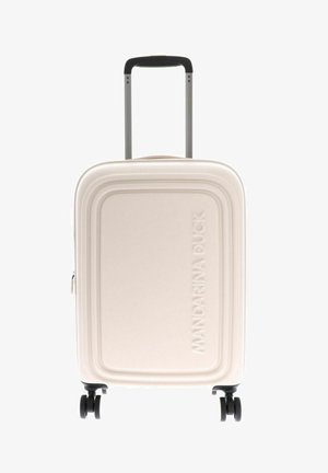 Valise rigide beige avec quatre roues noires pivotantes et poignée rétractable, logo Mandarina Duck embossé sur le devant.