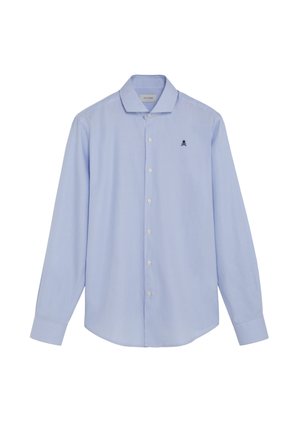 Camisa de vestir de manga larga con cuadros azul claro, botones en el frente y un pequeño logo oscuro de calavera con huesos cruzados en el pecho izquierdo.