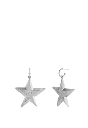 Paire de boucles d'oreilles pendantes en forme d'étoile en argent avec une surface texturée et de petits fermoirs anneaux sur fond blanc.