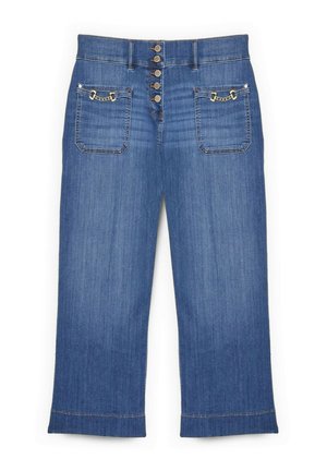 Vaqueros de mezclilla azul de talle alto con cinco botones frontales y dos bolsillos delanteros con detalles de cadena dorada.