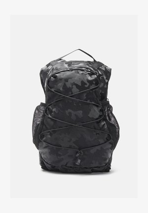 Sac à dos noir à motif camouflage avec des poches latérales en maille, une fermeture éclair à l'avant et des détails en cordon élastique sur le devant. Matériau en nylon texturé.