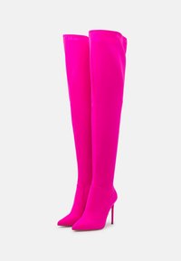 Stivali alti fucsia con tacco a stiletto, caratterizzati da una texture liscia e elegante e una punta affilata. Realizzati in materiale elasticizzato per uno stile aderente.