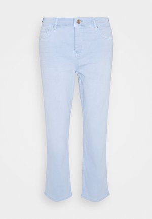 Jean en denim bleu clair à jambes droites avec poches avant, fermeture à boutons et passants pour ceinture, présenté sur un fond uni.
