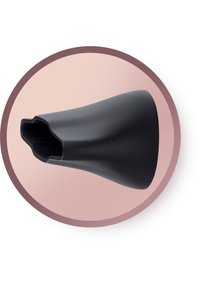 Svart silikonaln med en avsmalnende design, åpen topp og glatt overflate. Plassert mot en myk rund rosa bakgrunn.