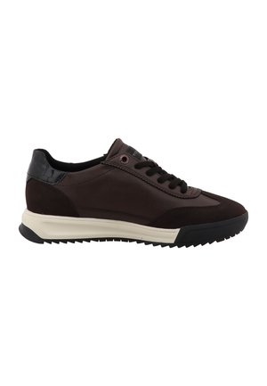 Sneaker in pelle e pelle scamosciata marrone scuro con dettagli neri, lacci neri, tacco texturizzato e suola bianca zigrinata.