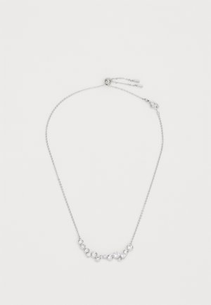 Collana in argento con una serie di strass trasparenti di diverse dimensioni disposti in un'arrangiamento curvo. Chiusura a moschettone e lunghezza regolabile.