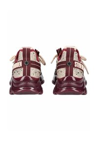 Baskets bordeaux et beige avec une tige texturée, des lacets ajustables, une languette au talon et un logo contrastant. Semelle en caoutchouc avec un motif antidérapant.