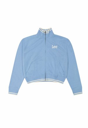 Chaqueta deportiva azul claro con cremallera, puños y dobladillo con rayas blancas, cuello alto, bolsillos laterales y logo "Lee" blanco en el pecho.