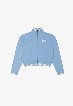 Hellblauer Trainingsjacke mit Reißverschluss, weißen gestreiften Bündchen und Saum, hohem Kragen, Seitentaschen und weißem "Lee"-Logo auf der Brust.