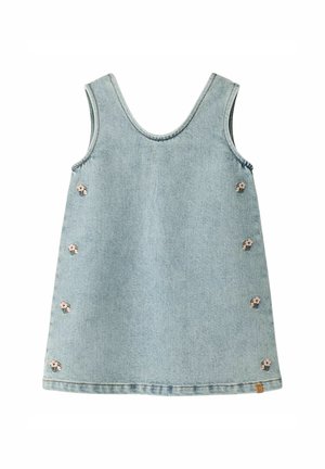 Lyseblå denim ærmeløs kjole med små lyserøde blomsterbroderier langs siderne og en rund halsudskæring.