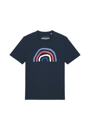 Marineblauw T-shirt met korte mouwen, ronde hals en een eenvoudig regenboogontwerp in paars, rood, wit en blauw op de voorkant.