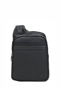 Černá kožená taška přes rameno s texturovaným povrchem, která má horní zipové uzavírání a přední zipovou kapsu. Obsahuje nastavitelný polstrovaný popruh.