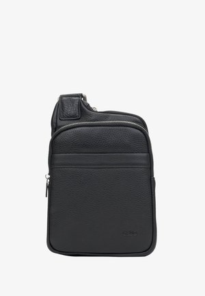 Černá kožená taška přes rameno s texturovaným povrchem, která má horní zipové uzavírání a přední zipovou kapsu. Obsahuje nastavitelný polstrovaný popruh.