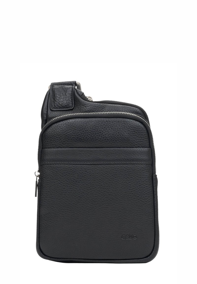 Černá kožená taška přes rameno s texturovaným povrchem, která má horní zipové uzavírání a přední zipovou kapsu. Obsahuje nastavitelný polstrovaný popruh.