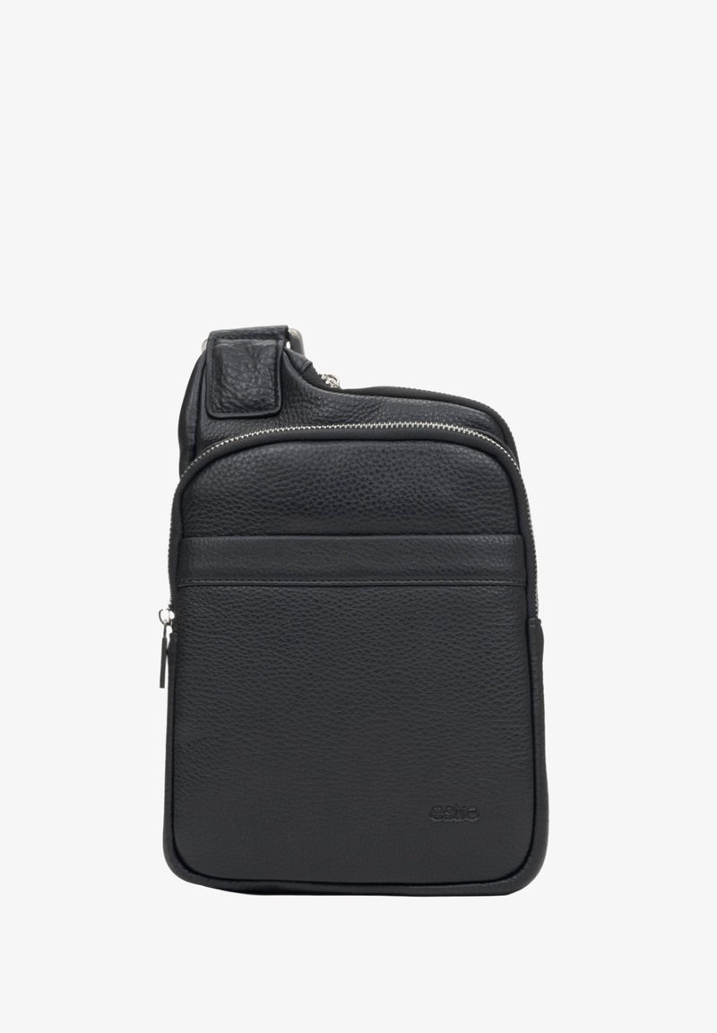 Černá kožená taška přes rameno s texturovaným povrchem, která má horní zipové uzavírání a přední zipovou kapsu. Obsahuje nastavitelný polstrovaný popruh.