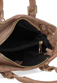 Borsa a mano in suede marrone con un'esterno testurizzato, zip color oro e fodera in tessuto nero; l'interno presenta una tasca con zip.