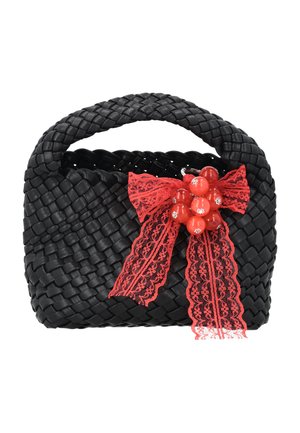 Sac à main noir tissé avec une anse tressée, décoré d'un nœud en dentelle rouge et d'un bouquet de perles rouges brillantes à l'avant.