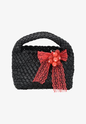 Zwarte geweven handtas met een gevlochten handvat, versierd met een rode kanten strik en een cluster glanzende rode kraaltjes aan de voorkant.
