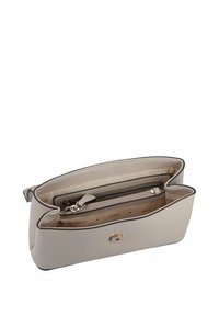 Beige neplederen handtas met zwarte accenten, voorzien van een ritsvak en een drukknopsluiting. De binnenkant is afgewerkt met een logo-geprinte voering.
