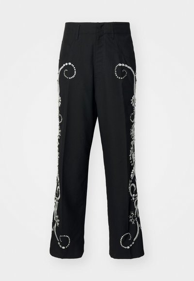 Fekete nadrág hímzett virágmint�ákkal és ezüst díszítésekkel az oldalán, egyenes szabással és elülső zsebekkel.