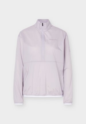 Svetlofialový pulóver s dlhým rukávom, so zipsom do polovice vpredu, vysokým golierom, elastickým lemom a manžetami a jemným logom značky na hrudi.