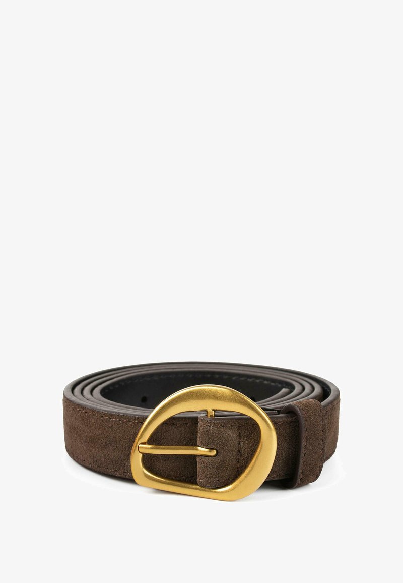 Pruun suede vöö kuldse ovaalse pandlaga, millel on sile viimistlus, mitmed reguleeritavad augud ja tikitud serva detail.