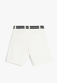 Weiße Baumwollshorts mit einem gewebten schwarz-grau gestreiften Bund. Verfügt über zwei Gesäßtaschen und einen sauberen Saumabschluss.
