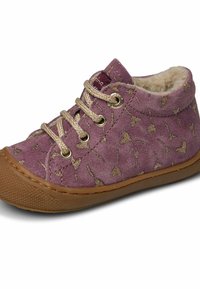 Fialové semišové vysoké boty s zlatými srdcovými vzory, hnědou gumovou podrážkou a béžovými tkaničkami. Fleecová podšívka pro zvýšené pohodlí.