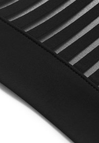 Tissu de sport noir avec des rayures horizontales et une texture transparente. Les coutures et les bords côtelés sont visibles, offrant une apparence structurée.