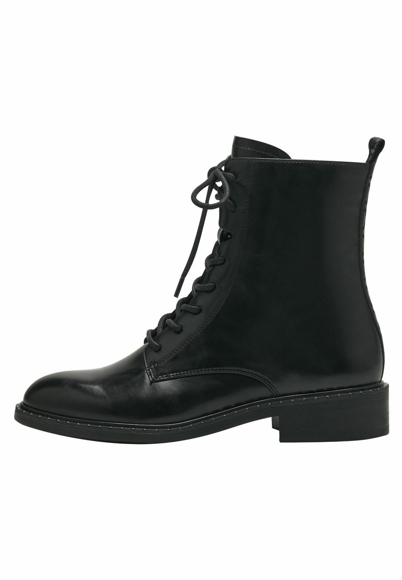 Bottine noire en cuir avec un bout arrondi, un système de laçage et des coutures contrastantes le long de la semelle. Talon plat avec une finition texturée.