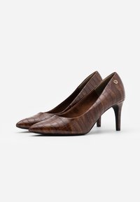 Scarpe con tacco alto marroni con punta affilata, caratterizzate da una texture in coccodrillo, parte superiore in pelle liscia e un piccolo logo accentato di lato.