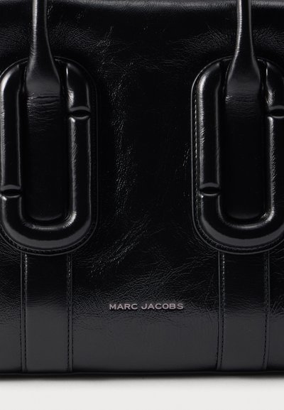 Sac en cuir noir Marc Jacobs avec deux boucles rectangulaires arrondies proéminentes et une finition brillante.