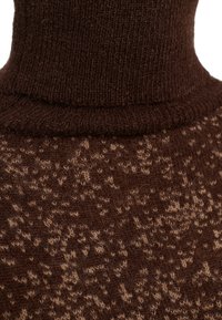 Brauner Strickpullover mit hohem Rollkragen und einem strukturierten Muster, das hellbraune Sprenkel im gesamten Stoff aufweist. Weiches und gemütliches Material.