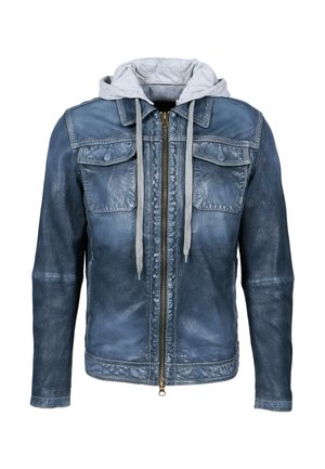 Giacca di pelle blu con cappuccio grigio, dotata di una cerniera frontale, due tasche sul petto e una finitura testurizzata. Design casual con accenti in contrasto.