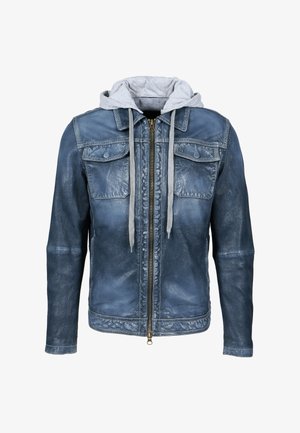 Giacca di pelle blu con cappuccio grigio, dotata di una cerniera frontale, due tasche sul petto e una finitura testurizzata. Design casual con accenti in contrasto.