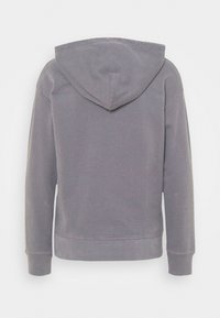 Sudadera con capucha gris, de manga larga, material de algodón, puños y dobladillo acanalados, diseño liso y capucha redondeada.