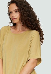 QS LOOSE FIT ciemnożółty