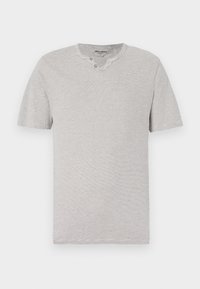Kortærmet, grå og hvid stribet t-shirt med rund hals og to-knap detaljer ved halsudskæringen. Blødt stof med en afslappet pasform.