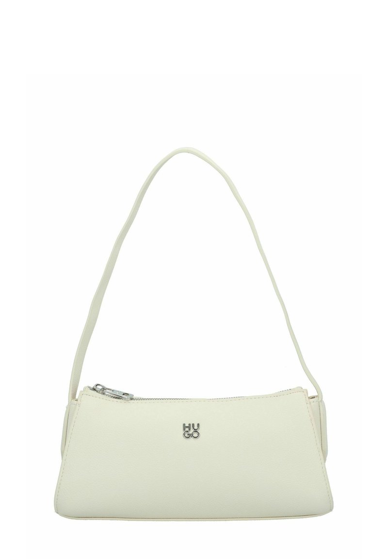 Bolso de piel blanca con forma triangular, una sola correa para el hombro y cierre de cremallera. Presenta un logotipo sutil en la parte frontal.