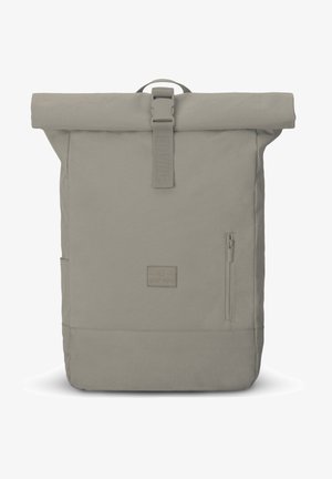 Rul-top rygsæk i lysegrå stof med en frontlomme med lynlås og et logo-patch. Struktureret design med justerbar rem.