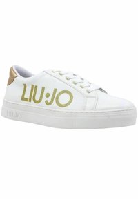 Sneaker bianco con superficie testurizzata, dettagli in oro sul tallone e lettera dorata in bold "LIU•JO" sul lato. Presenta un design con lacci.