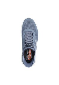 Sapatilha desportiva azul clara com parte superior em malha, sola branca e atacadores cinzentos. Apresenta a marca "SKECHERS Slip-ins" na palmilha.