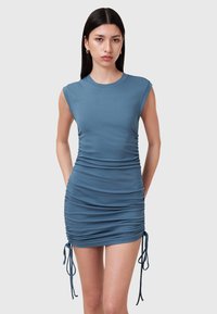 Abito blu elasticizzato con silhouette aderente, maniche a cappuccio e dettagli arricciati sui lati, caratterizzato da lacci con coulisse all'orlo.