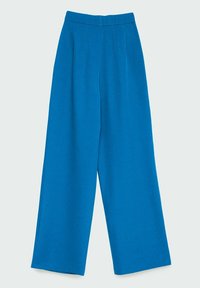 Pantalons à taille haute et jambes larges de couleur bleu vif avec une ceinture plate et des plis frontaux subtils, présentés sur un fond clair.
