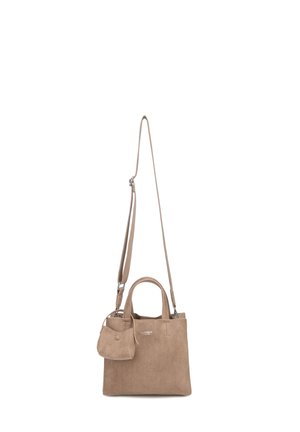 Beige suède handtas met twee korte handvatten, lange verstelbare schouderriem en kleine aangehechte pouch tegen een witte achtergrond.
